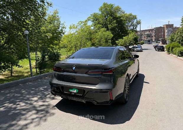 BMW i7