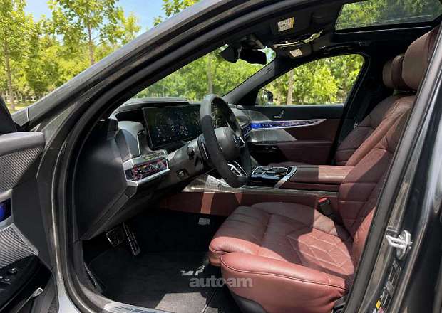 BMW i7