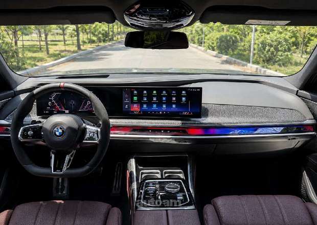 BMW i7