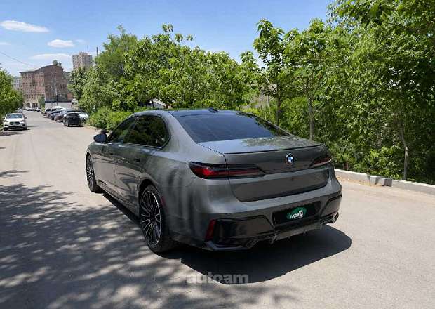 BMW i7