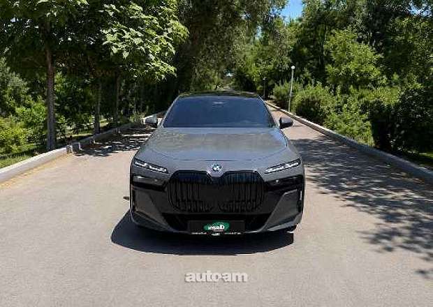 BMW i7