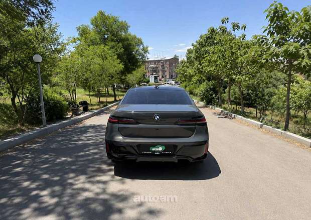 BMW i7