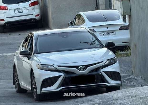 Toyota Camry 2023 — լուսանկար 4