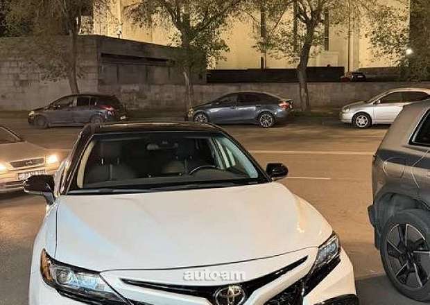 Toyota Camry 2023 — լուսանկար 2