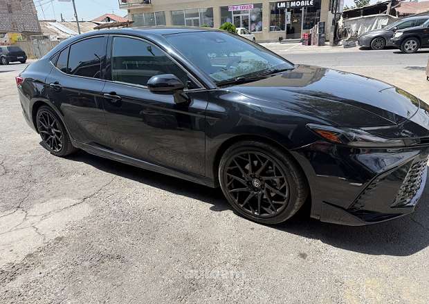 Toyota Camry 2025 — լուսանկար 2