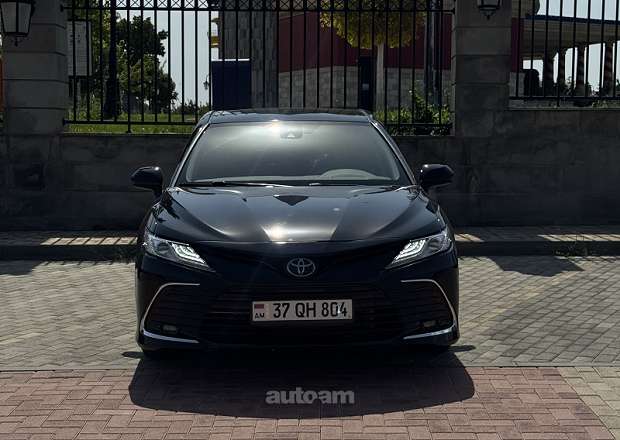Toyota Camry 2020 — photo 1