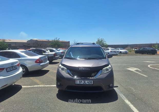 Toyota Sienna 2016 — լուսանկար 1