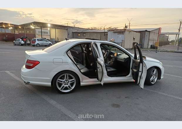 Mercedes-Benz 300 2011 — photo 4