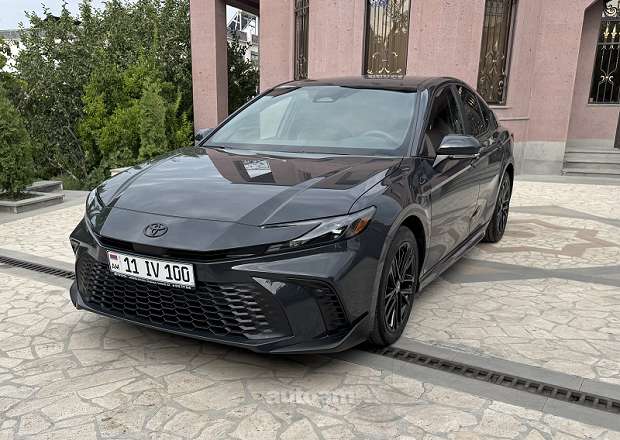 Toyota Camry 2025 — photo 1