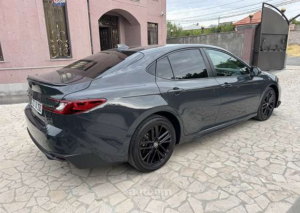 Toyota Camry 2025 — photo 2