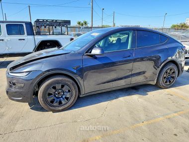 Tesla Model Y  2025 