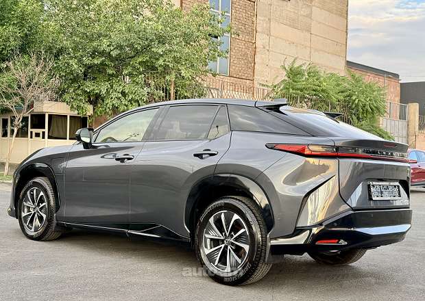 Lexus RZ 450e