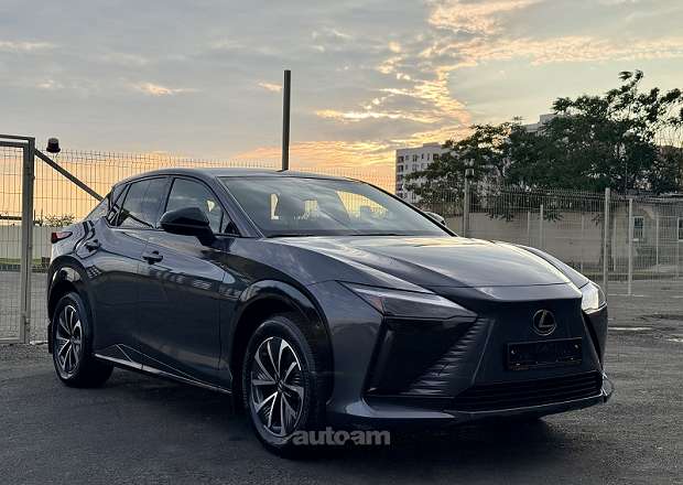 Lexus RZ 450e