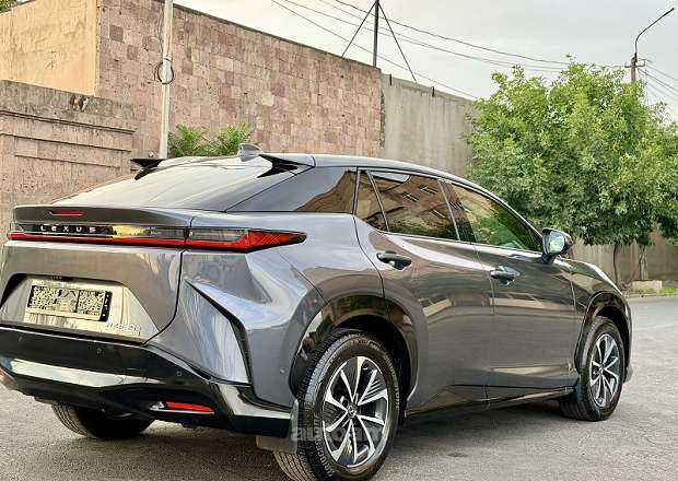 Lexus RZ 450e