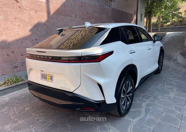 Lexus RZ 300
