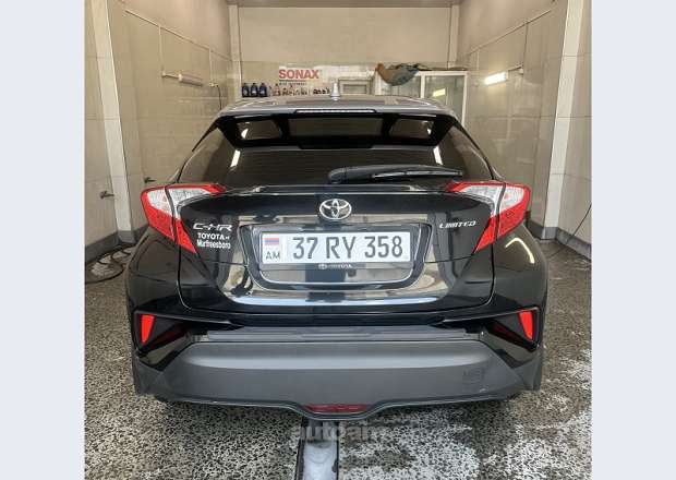 Toyota C-HR 2020 — photo 1