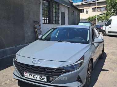 Hyundai Elantra  2021 