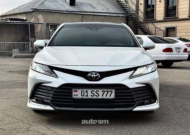 Toyota Camry 2021 — photo 1