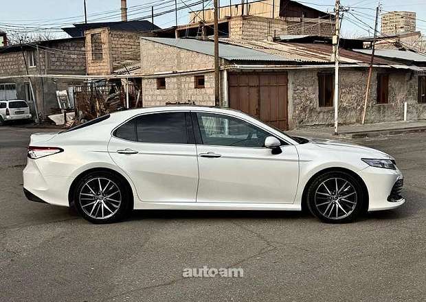 Toyota Camry 2021 — photo 3