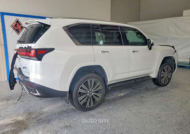 Lexus LX 700
