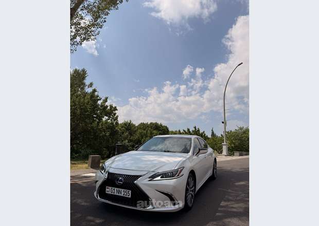 Lexus ES 300 2019 — photo 1