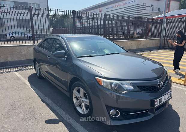 Toyota Camry 2014 — photo 2