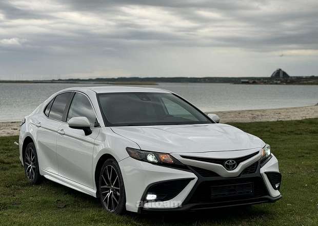 Toyota Camry 2021 — photo 2