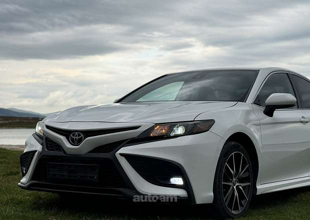 Toyota Camry 2021 — photo 3