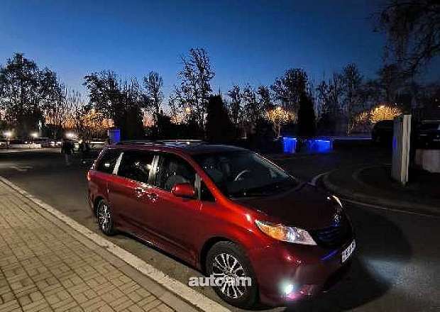 Toyota Sienna 2010 — լուսանկար 1