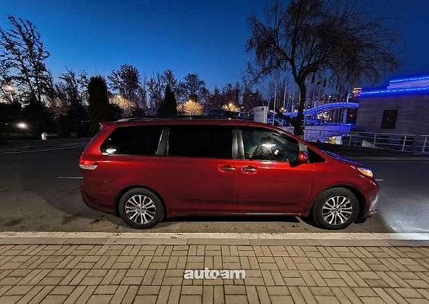 Toyota Sienna 2010 — լուսանկար 3