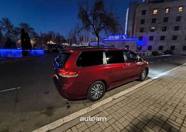Toyota Sienna 2010 — լուսանկար 2