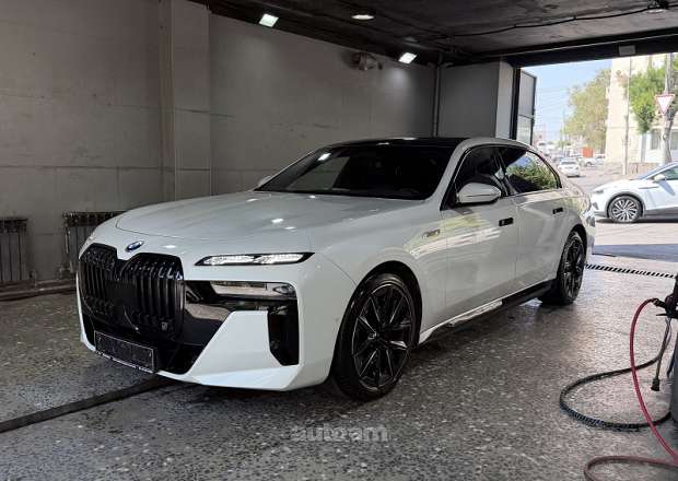 BMW i7 2023 — լուսանկար 1