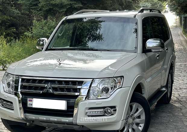 Mitsubishi Pajero 2009 — photo 1