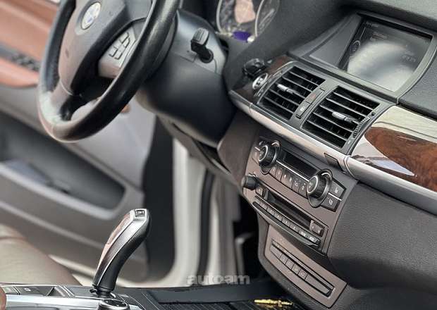 BMW X5 2011 — photo 9
