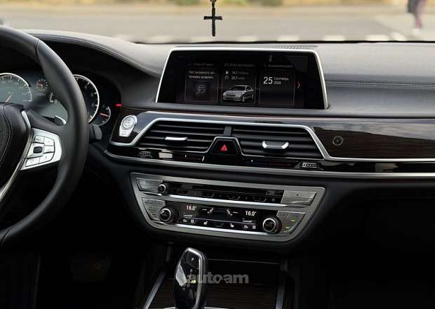 BMW 740 2018 — photo 11