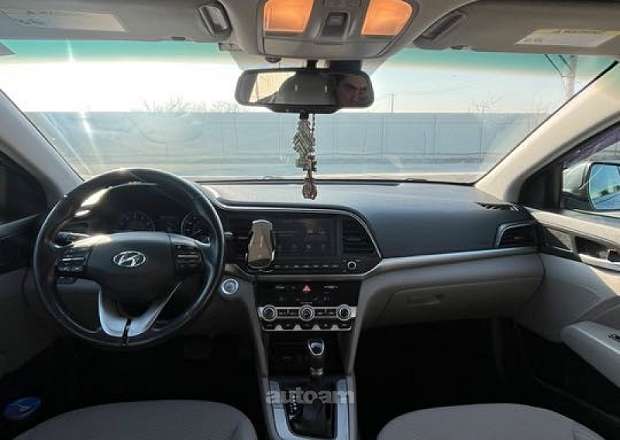Hyundai Elantra 2019 — photo 2