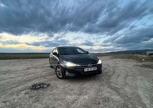 Hyundai Elantra 2019 — photo 1
