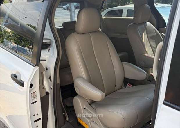 Toyota Sienna 2010 — լուսանկար 10