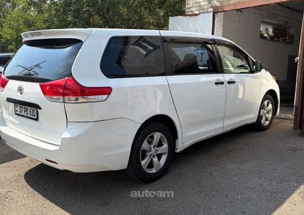 Toyota Sienna 2010 — լուսանկար 3