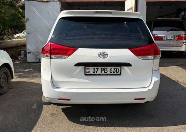 Toyota Sienna 2010 — լուսանկար 2