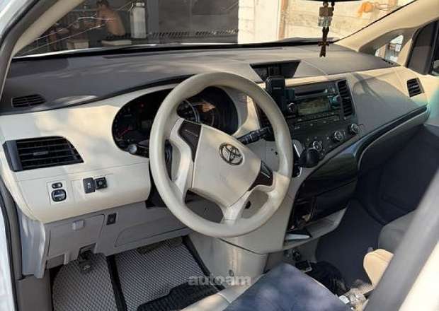 Toyota Sienna 2010 — լուսանկար 7