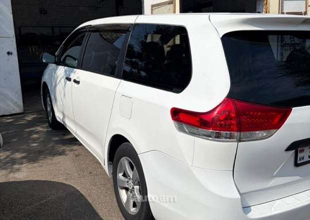 Toyota Sienna 2010 — լուսանկար 5
