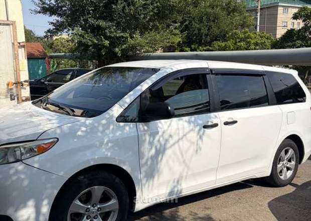 Toyota Sienna 2010 — լուսանկար 1