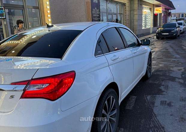 Chrysler 200