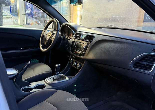 Chrysler 200