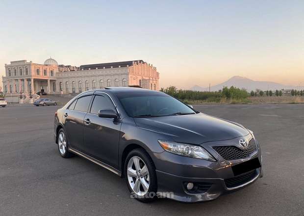 Toyota Camry 2010 — photo 1