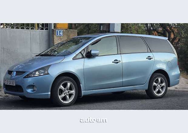Mitsubishi Grandis 2003 — photo 1