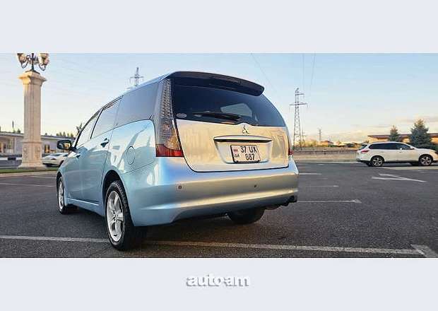Mitsubishi Grandis 2003 — photo 3