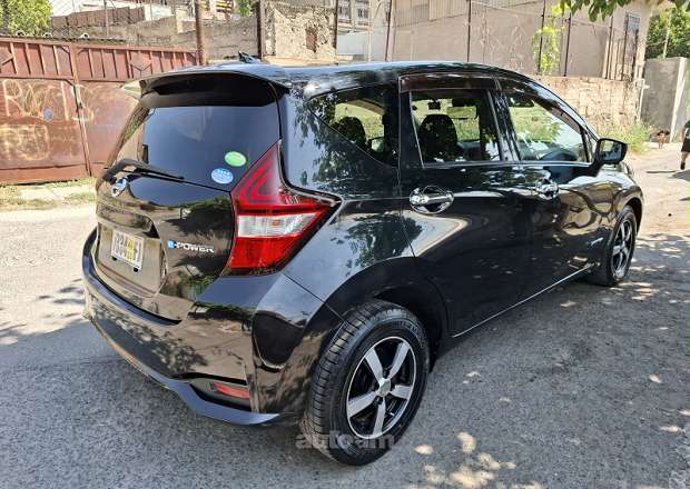 Nissan Note 2017 — լուսանկար 2