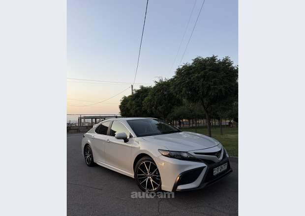 Toyota Camry 2022 — լուսանկար 2